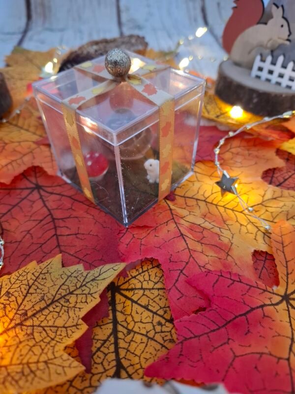 boite-magique-douceur-naturelle-lapin-automnal-4.jpg Boîte enchantée “Douceur forestière” avec rose marron, petit lapin et champignon décoratif, fausse herbe et paillettes, pour une création délicate et inspirée de la forêt.