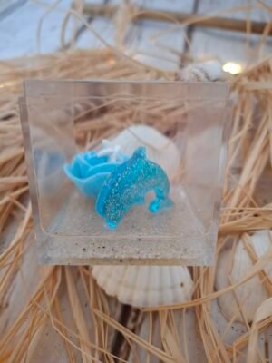 boite-transparente-resine-sable-dauphin-bleu-1.jpg Rose bleue en mousse, fond en résine transparente et sable fin, création Rêve Océanique au charme marin.