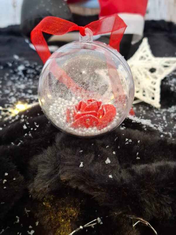 bulle-de-noel-rose-rouge-paillettes-ruban-perles-festif-001.jpg Bulle de Noël, sphère transparente 6 cm avec rose rouge et paillettes.