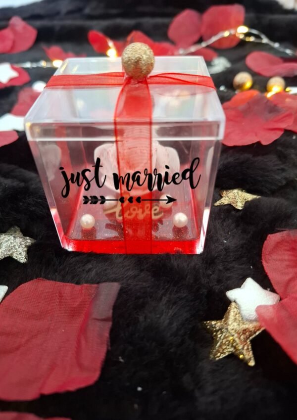 Élégante composition carrée avec rose scintillante et éclat passionné, fait main.