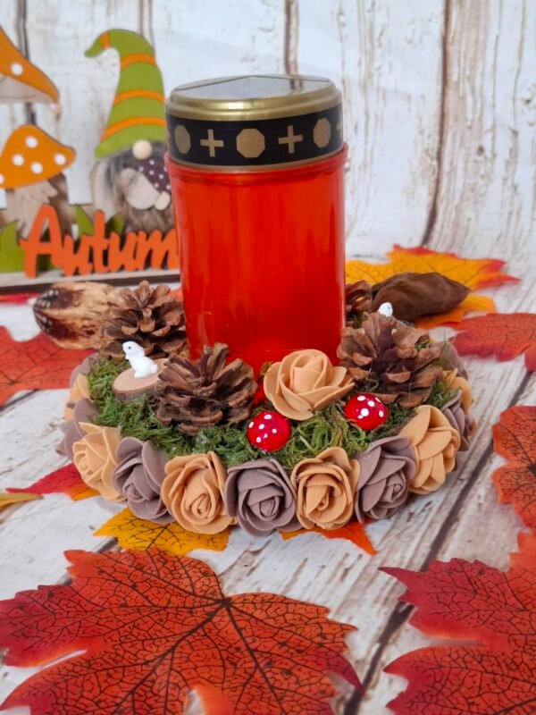 Lanterne funéraire artisanale en bois et polystyrène, ornée de lapins, de pommes de pin et de fleurs en mousse pour un hommage paisible.
