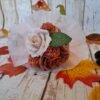 cornet-beige-mini-hortensias-roses-marron-orange-001.jpg Cornet d’Automne avec un cornet beige, trois roses aux tons automnaux, quatre mini-hortensias marron clair et une petite feuille verte, pour une création naturelle et chaleureuse.