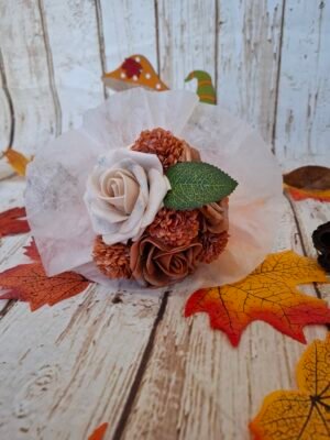 Cornet d’Automne avec un cornet beige, trois roses aux tons automnaux, quatre mini-hortensias marron clair et une petite feuille verte, pour une création naturelle et chaleureuse.