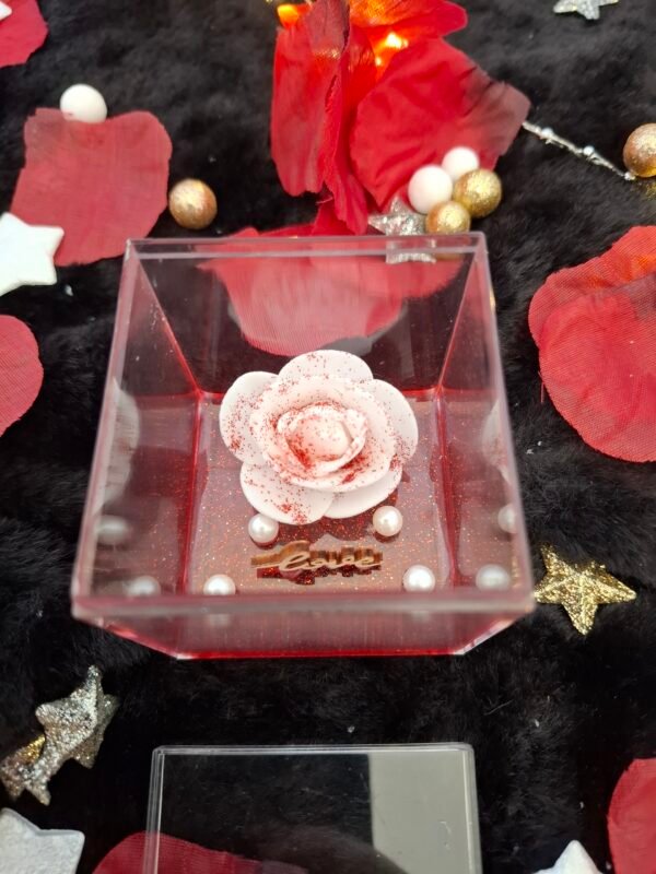 Boîte transparente ornée d’un ruban rouge et du mot Love, parfaite pour la Saint-Valentin.