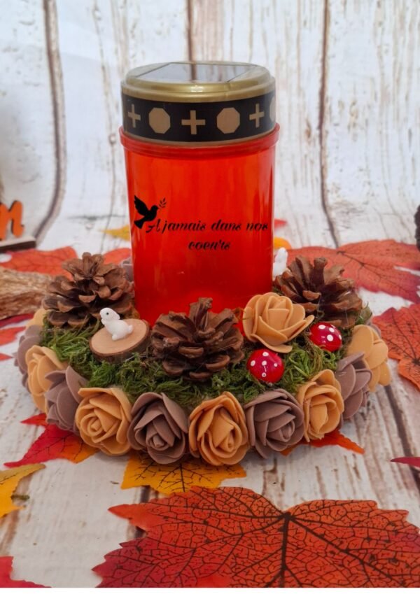 Création florale funéraire personnalisable en hommage à un être cher, décorée de roses en mousse, de champignons et de petits lapins.