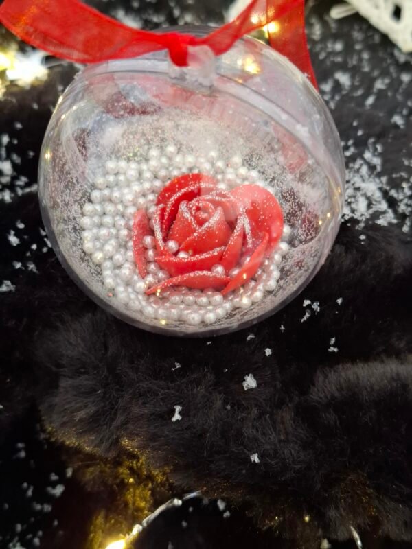 decoration-sphere-transparente-fete-hiver-cadeaux-creation-florale-002.jpg Ornement de Noël suspendu avec ruban rouge et petites perles.