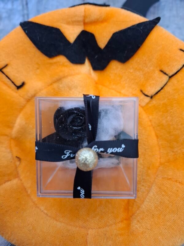 halloween-araignee-charme-obscur-gothique-3.jpg Composition sombre avec rose noire, toile d’araignée et petit crâne, ambiance Halloween.