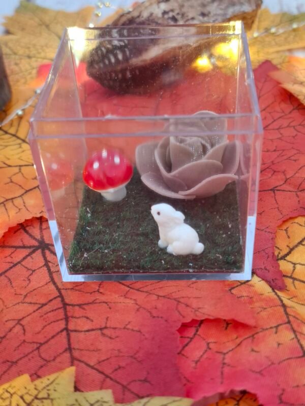 mini-boite-forestiere-champetre-fleur-paillettes-lapin-1.jpg Boîte enchantée “Douceur forestière” avec une rose en mousse marron, un petit lapin, un champignon décoratif, de la fausse herbe et quelques paillettes, pour une création champêtre et poétique.