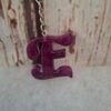 accessoire-personnalisé-créatif-élégant-paillettes-lettres-alphabet-design-003 Lettre E en résine artisanale violette, décorée de paillettes scintillantes, idéale pour un porte-clés élégant.
