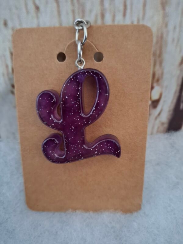 bijoux-talisman-surprise-finition-soigné-charmant-époxy-cadeaux-couleurs-002 Accessoire créatif en forme de L, réalisé en résine artisanale, parfait pour offrir ou personnaliser un sac.