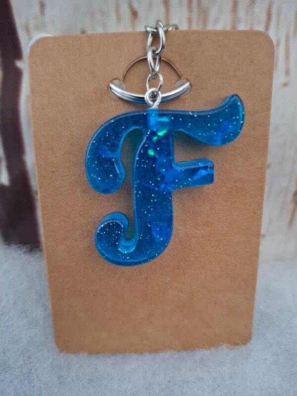 bijoux-talisman-surprise-finition-soignee-charmant-002 Lettre F bleu vif en résine, accessoire raffiné et original à offrir ou à accrocher à vos sacs et clés.