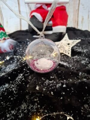 Bulle de Magie, sphère transparente avec rose blanche et perles violettes.
