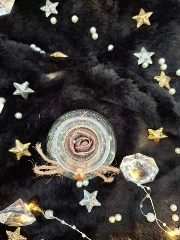 cadeau-artisanal-personnalisation-poesie-interieur-unique-005.jpg Création décorative en verre, perles blanches, corde naturelle et style magique.