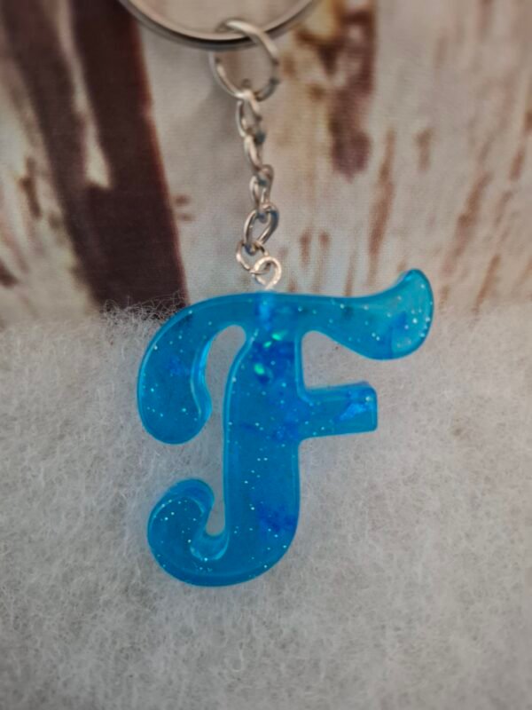 cadeau-mots-alphabet-offrir-brillant-sac-porte-bonheur-005 Porte-clés lettre F bleu, brillant et coloré, pratique et original, à offrir comme petit présent ou pour sublimer vos sacs.