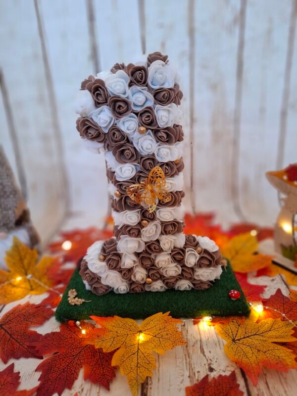 chiffre-un-rose-mousse-doree-support-bois-pelouse-artificielle-decor-naturel-001 Chiffre 1 décoratif Timaiika en roses marron et blanches, sur support en bois recouvert de pelouse artificielle, au style champêtre élégant.