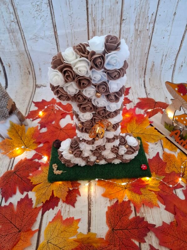 composition-champignon-roses-artificielles-evenement-anniversaires-decoration-unique-003 Décoration unique signée Timaiika, chiffre en polystyrène orné de champignon, herbe verte et roses en mousse pour un effet bohème.