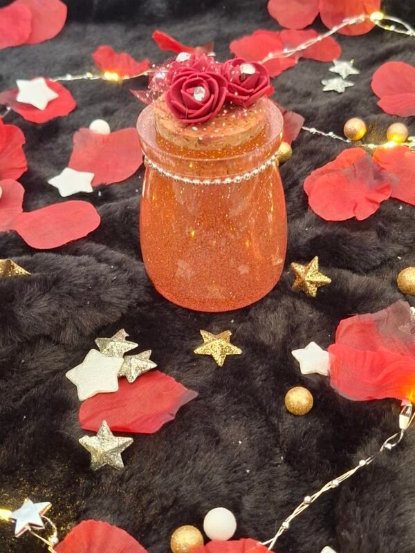 Création en résine personnalisable : rose rouge, perles fines et finition scintillante.