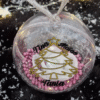Personnalisation Bulle de Magie, boule pour sapin avec ruban doré, perles et rose blanche.