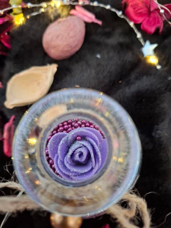 flacon-enchante-rose-lavande-eclats-magiques-decoration-003 Flacon décoratif abritant une rose violette pailletée et une ambiance poétique.