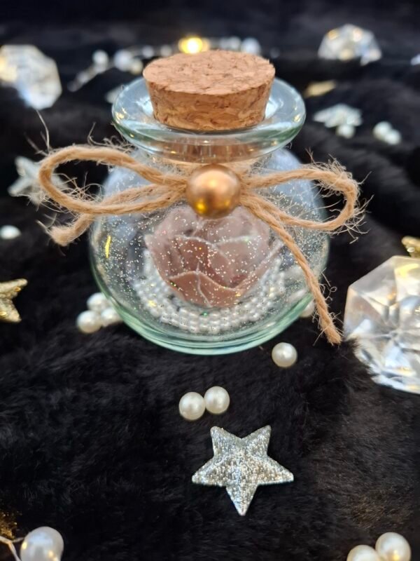 flacon-rond-bouchon-liege-ficelle-perle-artisanal-mariage-002.jpg Petite fiole ronde, bouchon en liège, rose brune et ficelle décorative perlée.