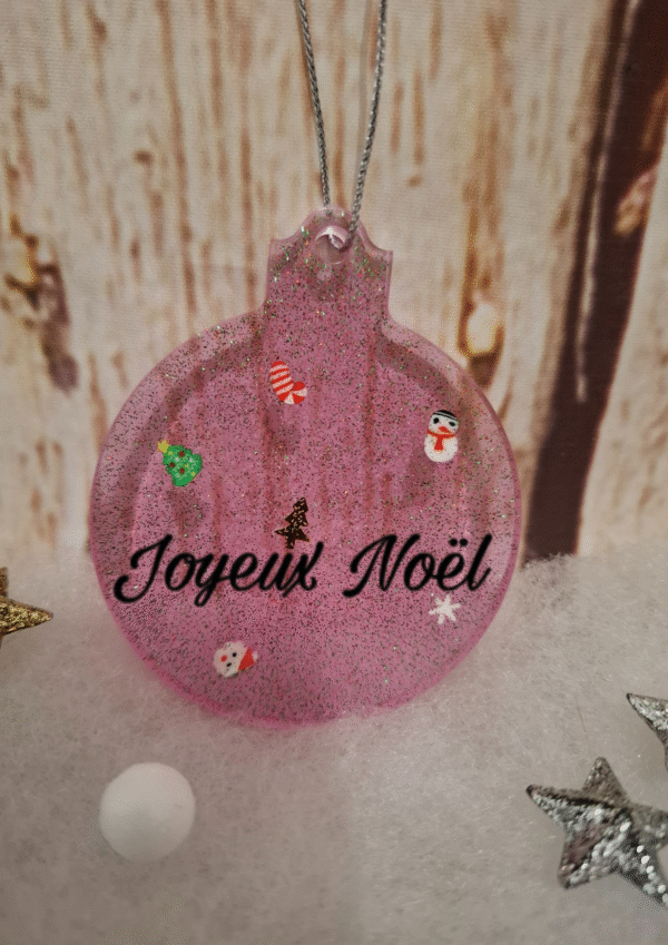 guirlandes-lumineux-transparent-personnalisation-colorant-003 Objet festif en résine rose, parsemé de touches lumineuses et d’accessoires colorés pour un univers enchanteur.