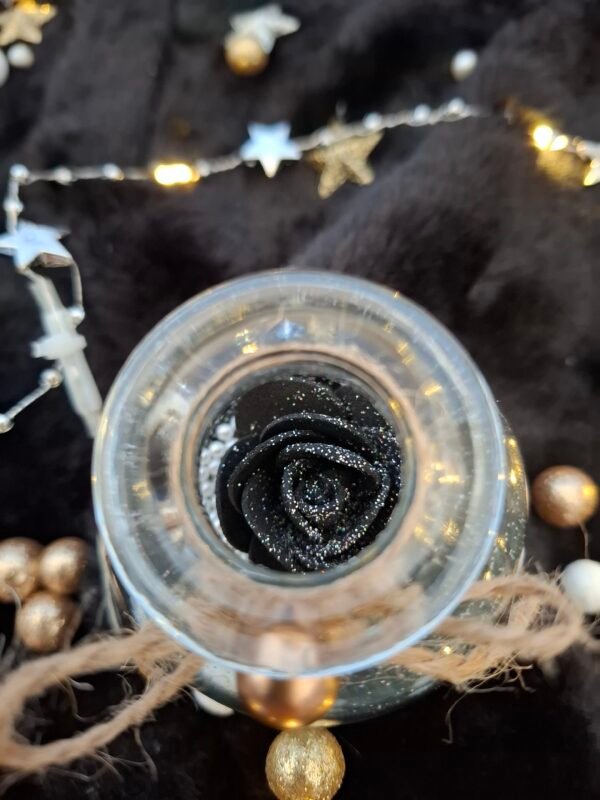 Création féerique avec rose noire, perles nacrées et bouchon en liège.