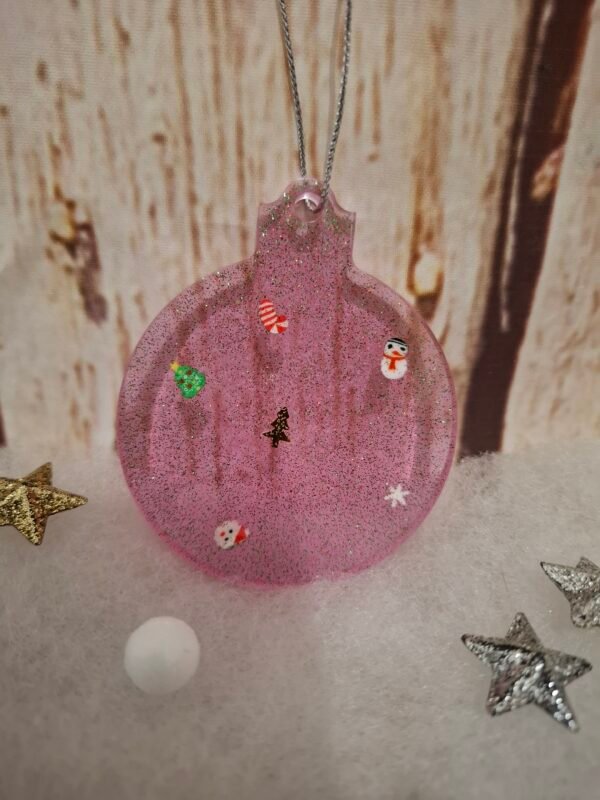 noel-fetes-cadeaux-sapin-deco-decorations-002 Création artisanale rose avec paillettes, ornements miniatures et éléments décoratifs pour embellir votre sapin.