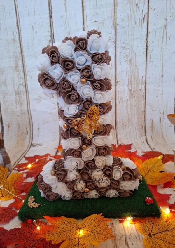 numero-champetre-papillon-marron-blanc-creation-personnalisable-cadeau-original-008 Composition florale champêtre avec papillon doré, mini roses en mousse et teintes naturelles pour un rendu raffiné.