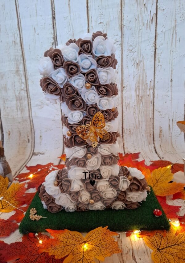 numero-mariages-boheme-rustique-ambiance-naturelle-realisation-artistique-detaillee-005 Numéro décoratif Timaiika réalisé à la main, alliance de bois, plexi et roses pour une touche rustique et élégante.