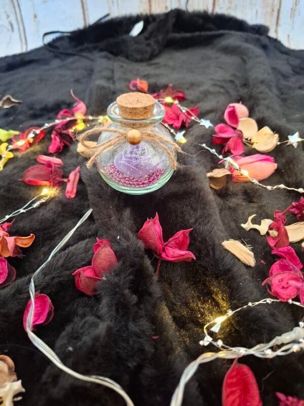 objet-feerique-lumieres-violettes-tresor-artisanat-timaiika-006 Objet raffiné avec rose améthyste, douce lumière perlée et esprit rêveur.