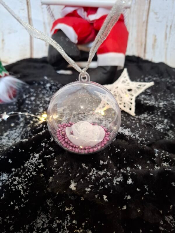 Décoration florale en sphère, rose blanche et ambiance douce de fête.