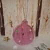 pere-offrir-prenom-creations-artisanat-004 Boule décorative rose avec finitions brillantes et motifs de saison, idéale à suspendre ou personnaliser.
