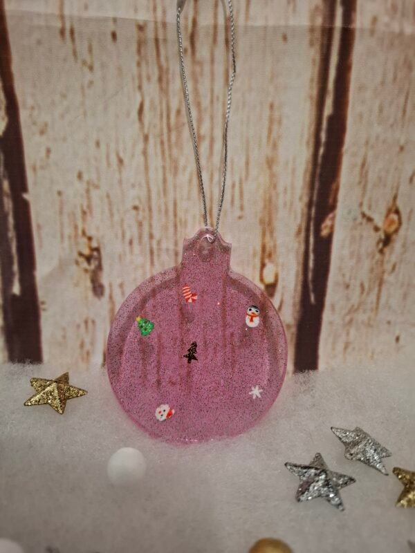 pere-offrir-prenom-creations-artisanat-004 Boule décorative rose avec finitions brillantes et motifs de saison, idéale à suspendre ou personnaliser.