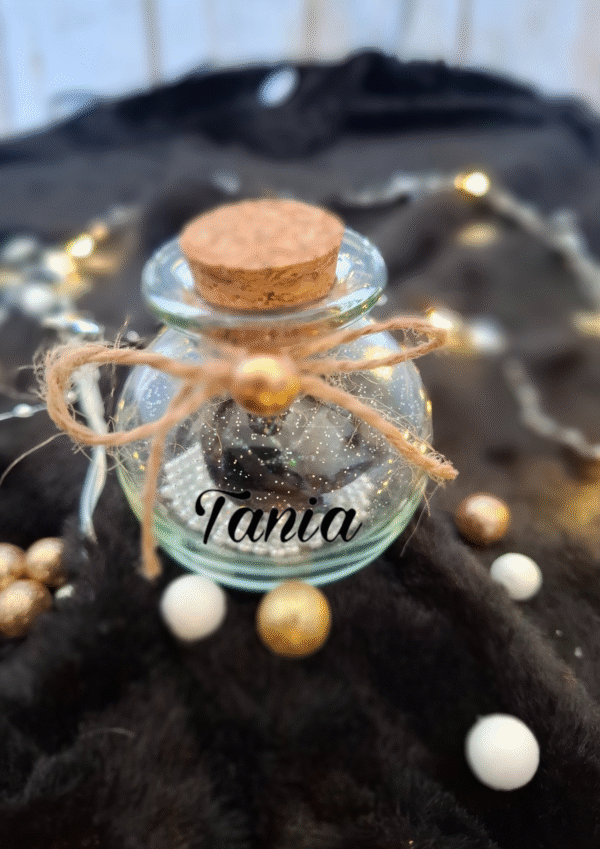 Flacon personnalisable avec prénom, rose noire et perles blanches pour événement.