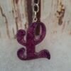 porte-clés-L-résine-artisanale-déco-originale-unique-violet-sac-offrir-001 Lettre L en résine, décorée de paillettes scintillantes, idéale pour un porte-clés original et unique.
