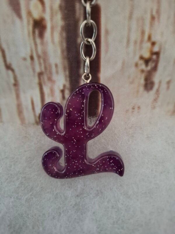 porte-clés-L-résine-artisanale-déco-originale-unique-violet-sac-offrir-001 Lettre L en résine, décorée de paillettes scintillantes, idéale pour un porte-clés original et unique.