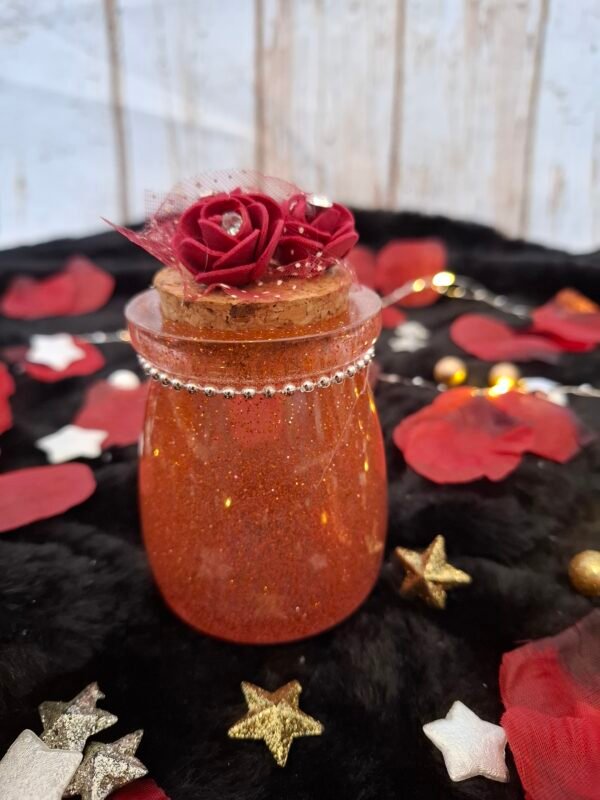 Petit pot en résine époxy, décoré de roses rouges, ruban perlé argenté et bouchon de liège.