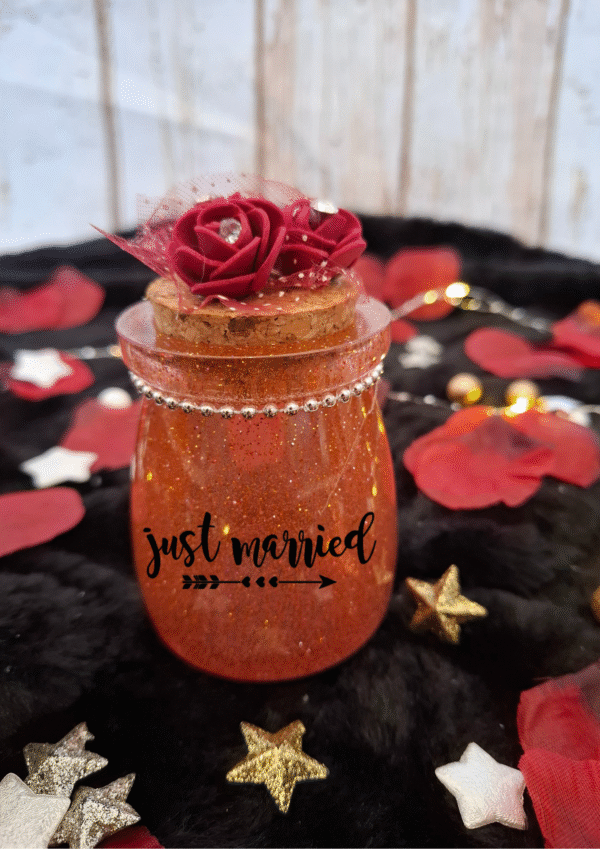 Petit contenant en résine époxy, sublimé d’un ruban de perles argentées et d’un bouchon en liège pour conserver secrets et poésie.