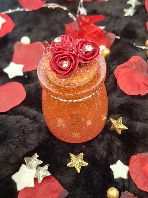 Petit trésor en résine, orné de roses, éclats brillants et bouchon de liège bohème.