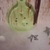 Création artisanale verte en résine, décorée pour Noël avec de fines paillettes et une touche festive idéale pour offrir en cadeau.