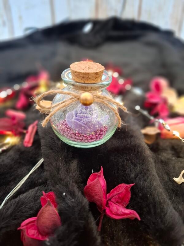 violet-poetique-miniature-verre-nacre-elegance-main-004 Création artisanale avec rose lavande, perles brillantes et délicatesse enchantée.