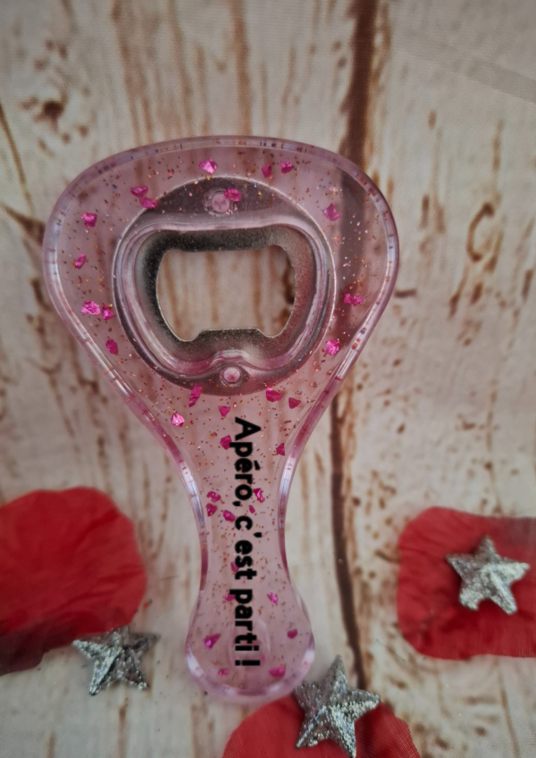 aperitif-verre-boire-phrase-humour-005 Clic & Chic, le décapsuleur rose chic et ludique, peut être décoré avec un prénom ou un petit dessin pour transformer un simple objet en un souvenir inoubliable.