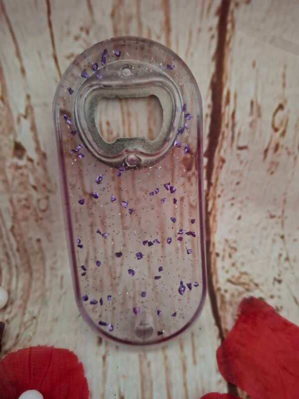 Pop & Bulles, version violette, un petit décapsuleur artisanal pour rendre chaque ouverture de bouteille ludique.