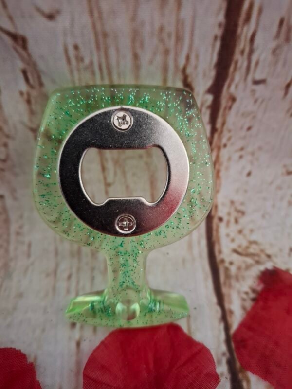 cadeau-homme-femme-soiree-boisson-apero-deco-resine-lumineux-fun-unique-tendance-evenement-brillant-002 Décapsuleur Pschit & Fun, forme de petit verre, pièce unique faite à la main, parfaite pour offrir ou personnaliser avec un prénom ou un message.