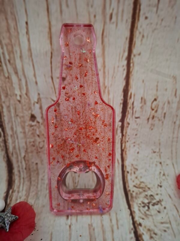 decapsuleur-creatif-perso-pierre-brillante-resine-faitmain-cadeau-homme-femme-apero-003 Accessoire pratique et décoratif, décapsuleur rouge-rose en forme de bouteille, réalisé à la main avec paillettes scintillantes.