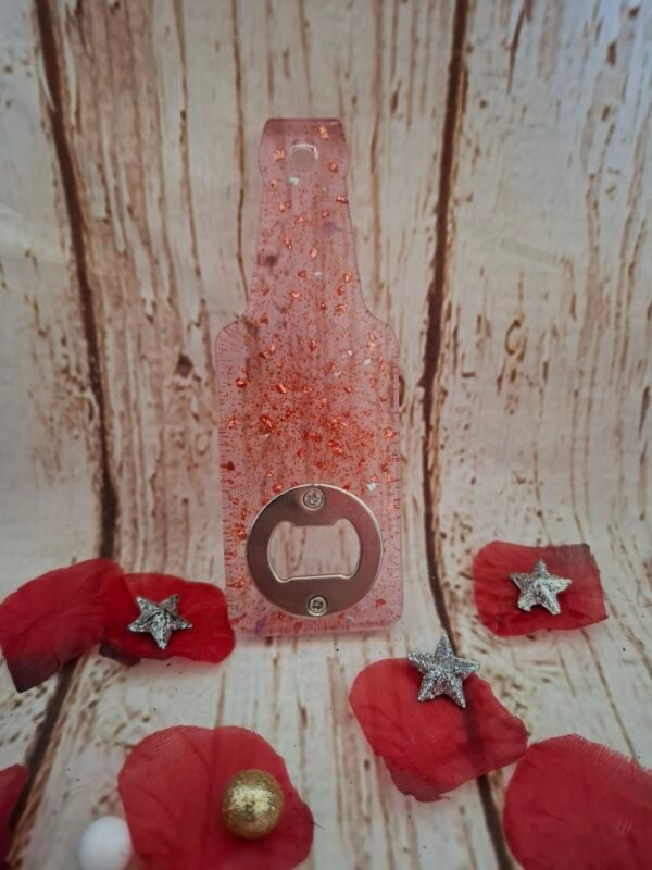 decapsuleur-fantaisie-personnalisation-bijou-resine-epoxy-paillettes-pierre-deco-fete-cadeau-002 Décapsuleur en résine époxy rouge-rose, élégant et unique, parfait pour offrir ou décorer votre bar avec originalité.