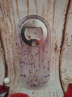 Pop & Bulles violet, décapsuleur artisanal personnalisable avec prénom ou message, idéal pour vos apéritifs.