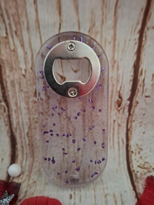 Pop & Bulles violet, décapsuleur artisanal personnalisable avec prénom ou message, idéal pour vos apéritifs.