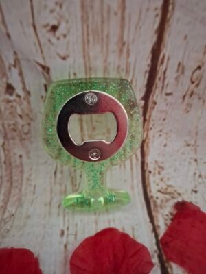 Pschit & Fun, décapsuleur artisanal vert en résine époxy, orné de paillettes, idéal pour vos apéritifs et moments conviviaux.