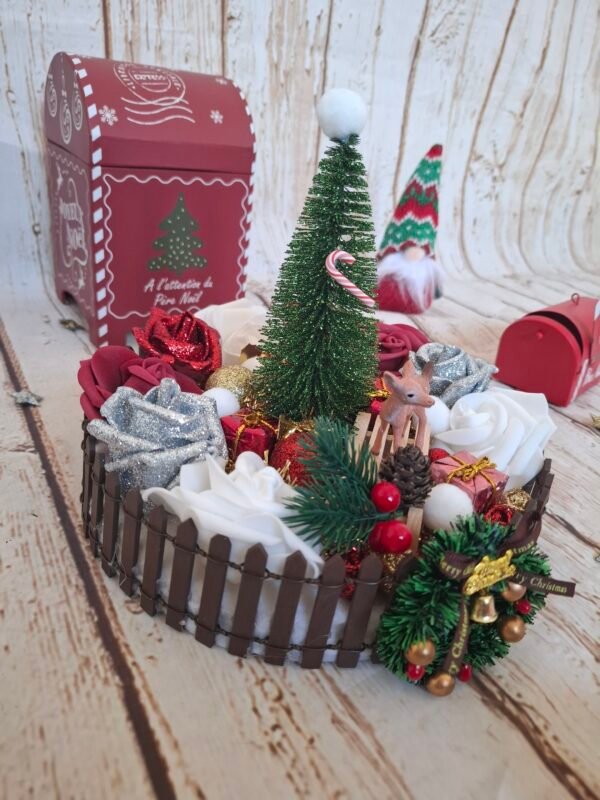 Création Douce Nuit de Noël avec roses rouges pailletées, blanches et argentées, sapin décoré, boules dorées et rouges, mini biche, luge, gui et couronne, pour une décoration festive et raffinée sur vos tables de fin d’année.